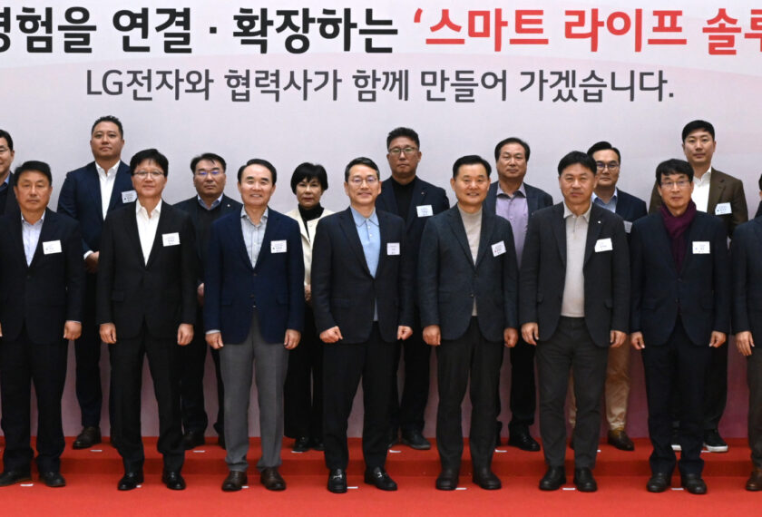 LG전자가 21일 오후 경기도 평택 LG디지털파크에서 84개 협력사 대표들과 최고경영진이 한 데 모인 가운데 협력회 워크숍을 열고 미래비전을 향한 동방성장 방안을 논의했다. CEO 조주완 사장(사진 첫째 줄 왼쪽 7번째)이 협력회 대표들과 기념촬영을 하는 모습.