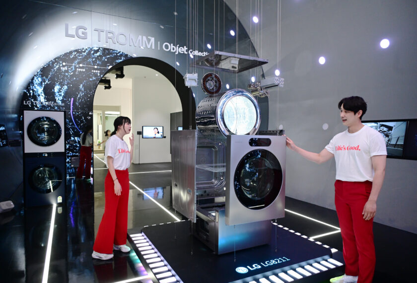 LG 트롬 오브제컬렉션 전시장을 둘러보는 모델들