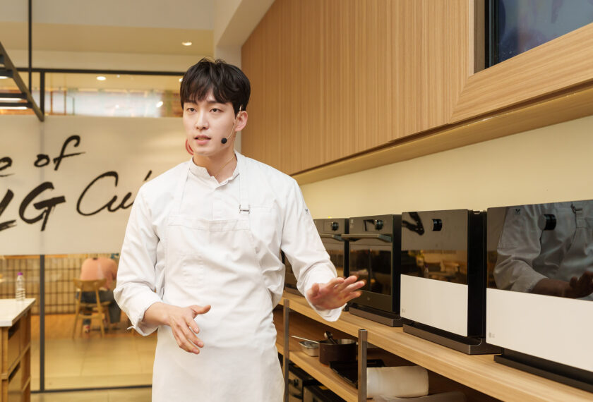 홈 파인다이닝 쿠킹클래스 참가자들에게 설명 중인 배경준 셰프