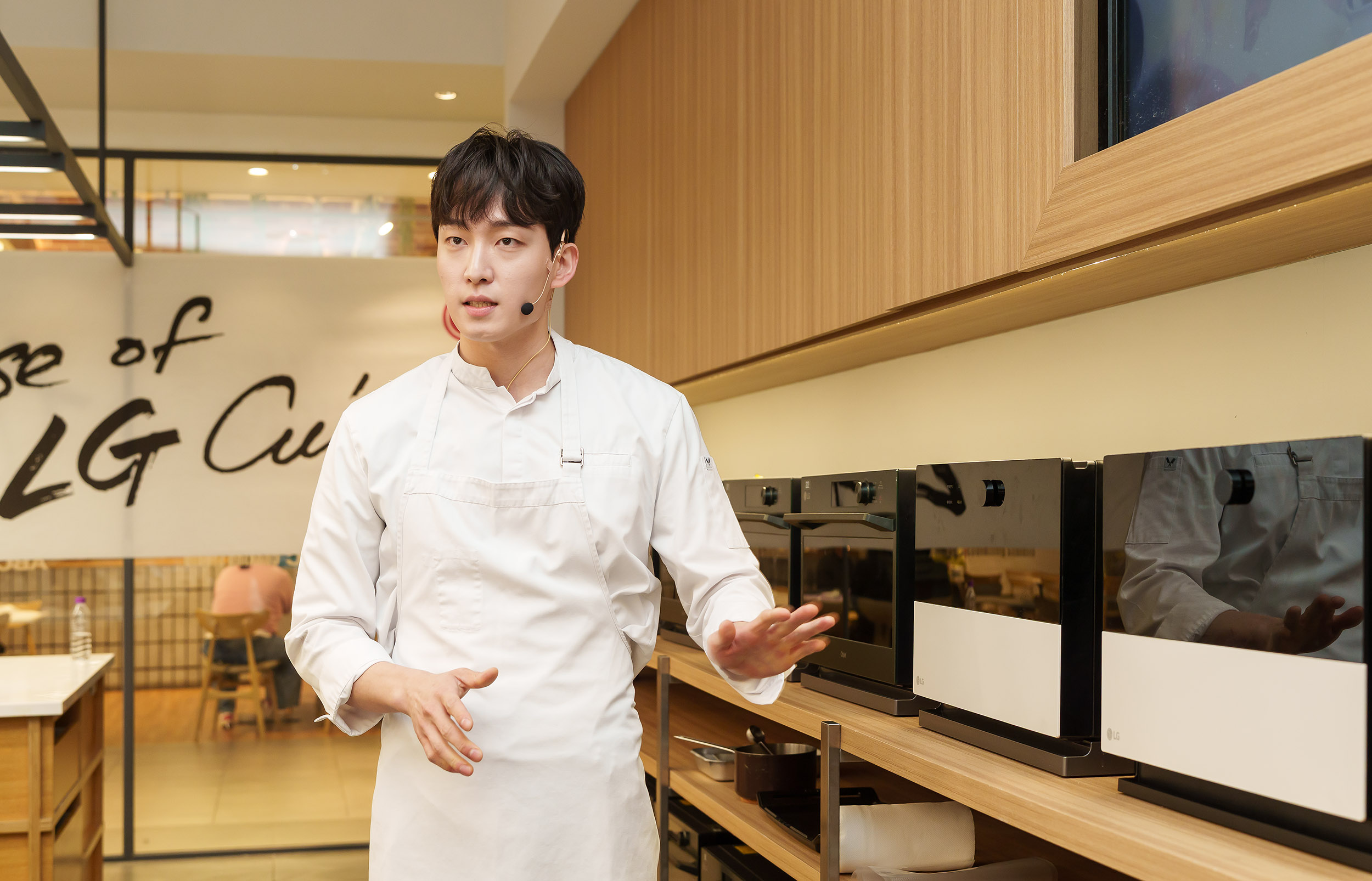 홈 파인다이닝 쿠킹클래스 참가자들에게 설명 중인 배경준 셰프